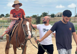 Dövlət Tibbi-Sosial Ekspertiza və Reabilitasiya Agentliyinin tabeliyindəki Sumqayıt Reabilitasiya Mərkəzi “Qala” Atçılıq Mərkəzində ippoterapiya təlimləri keçirib